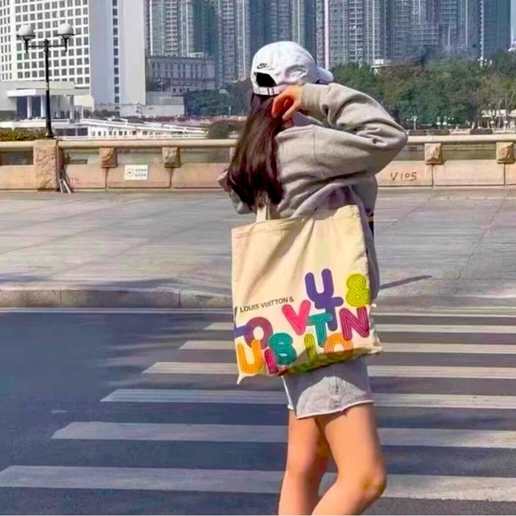 LOUIS VUITTON Limited Edition Tote - Picture 3 of 11